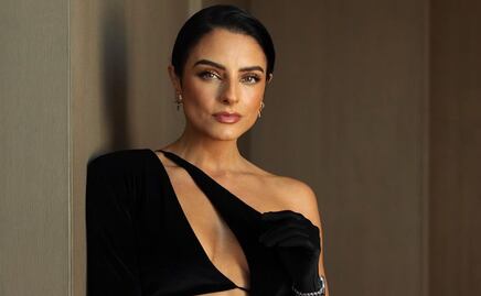 Aislinn Derbez regresa la tendencia de llevar el blazer sin blusa