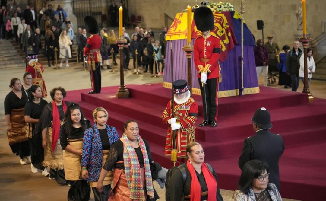 Los miembros del público desfilan frente al ataúd de la reina Isabel II. Foto: AP