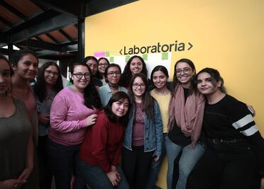 De desempleadas a ganar en dólares 