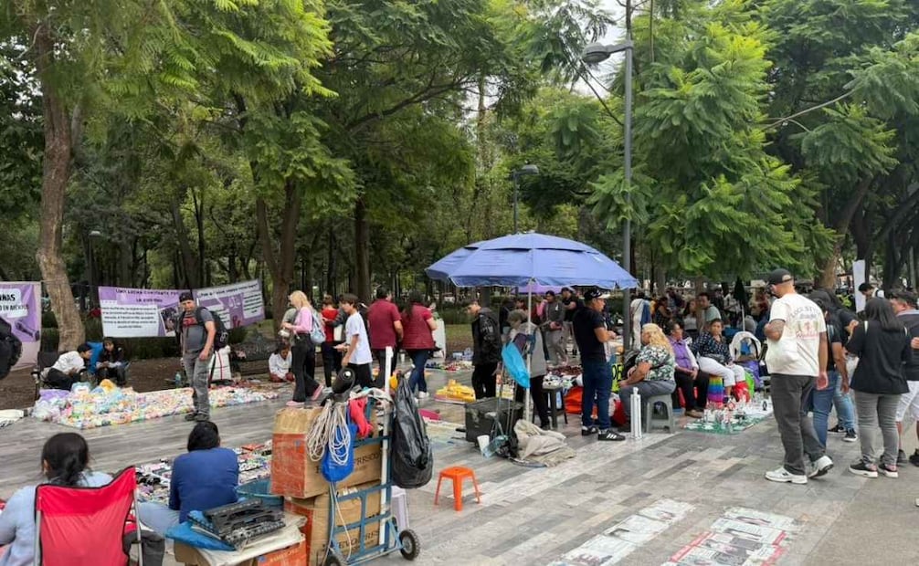 Sobre la avenida se instalaron puestos de comida –como elotes, marquesitas, crepas, frituras y aguas frescas– e instalaron lonas con la leyenda “Mujeres Indígenas Mazahuas en Lucha”. | Foto: Leonardo Lugo.
