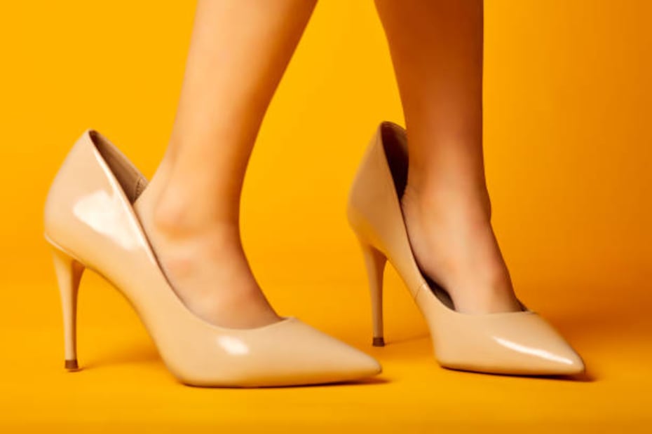 Un calzado menor a tu talla o más amplio puede causar lesiones al pie. Foto: Unsplash