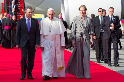 Presidente de Colombia y su esposa reciben al papa Francisco en Bogotá