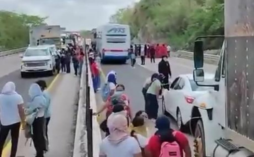 Estudiantes de normal rural bloquean vía federal en Hecelchakán, Campeche; exigen dinero y mejoras al plantel.
Foto: Especial.