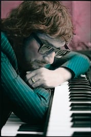 “En mis temas me pongo los zapatos de otros”: León Larregui