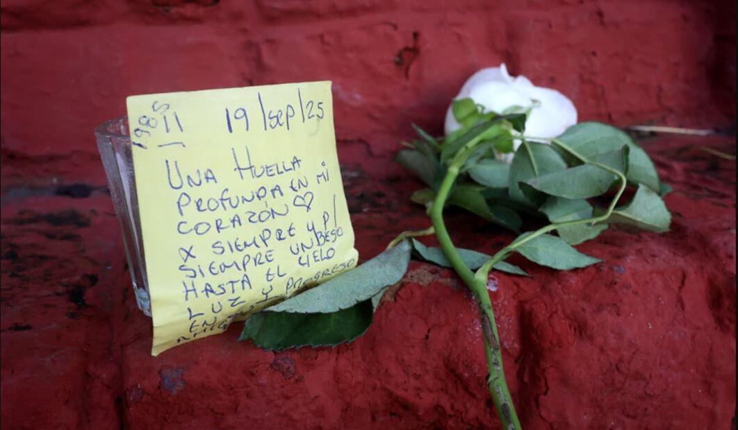 Personas acuden al memorial del Edificio Nuevo León en Tlatelolco donde se realizó una misa y se encendieron 500 veladoras y se colocaron un igual número de rosas blancas, por las víctimas del terremoto de 1985 en la Ciudad de México, el 19 de septiembre de 2025. Foto: Luis Camacho/EL UNIVERSAL