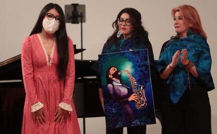 María Elena Ríos, la saxofonista sobreviviente a un ataque con ácido es galardonada con el premio "Coatlicue"