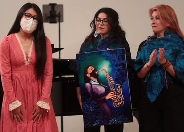 María Elena Ríos, la saxofonista sobreviviente a un ataque con ácido es galardonada con el premio "Coatlicue"