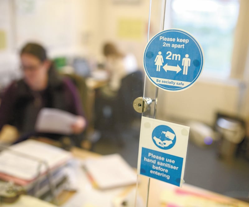 Un colegio en Oldham, Reino Unido. De acuerdo con un reporte de la OMS, UNICEF y la UNESCO, unas 120 millones de niñas a nivel planetario han padecido algún contacto sexual contra su voluntad antes de cumplir los 20 años. Foto: OLI SCARFF. AFP