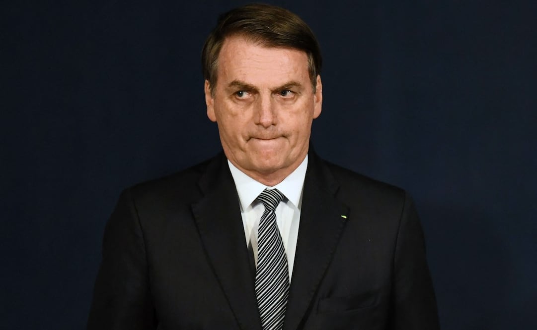 El presidente brasileño Jair Bolsonaro gesticula durante la ceremonia de investidura del fiscal general Augusto Aras (fuera de plano) en Brasilia, el 2 de octubre de 2019. El 25 de noviembre de 2025, el Tribunal Supremo de Brasil dictaminó que la condena por golpe de Estado del expresidente Jair Bolsonaro era firme, sin más apelaciones, lo que le permitió comenzar a cumplir una condena de 27 años. Bolsonaro, de 70 años, fue condenado en septiembre por un intento fallido de golpe de Estado y el tribunal declaró firme su sentencia, tras rechazar una impugnación previa. Foto: AFP