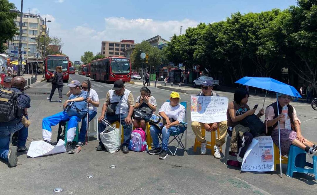 Los manifestantes cerraron el paso vehicular sobre Eje Central y la calle de Tacuba, además de bloquear avenidas de alto flujo. Foto: Juan Carlos Williams