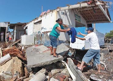 Huracán afectó mil 300 viviendas: autoridades