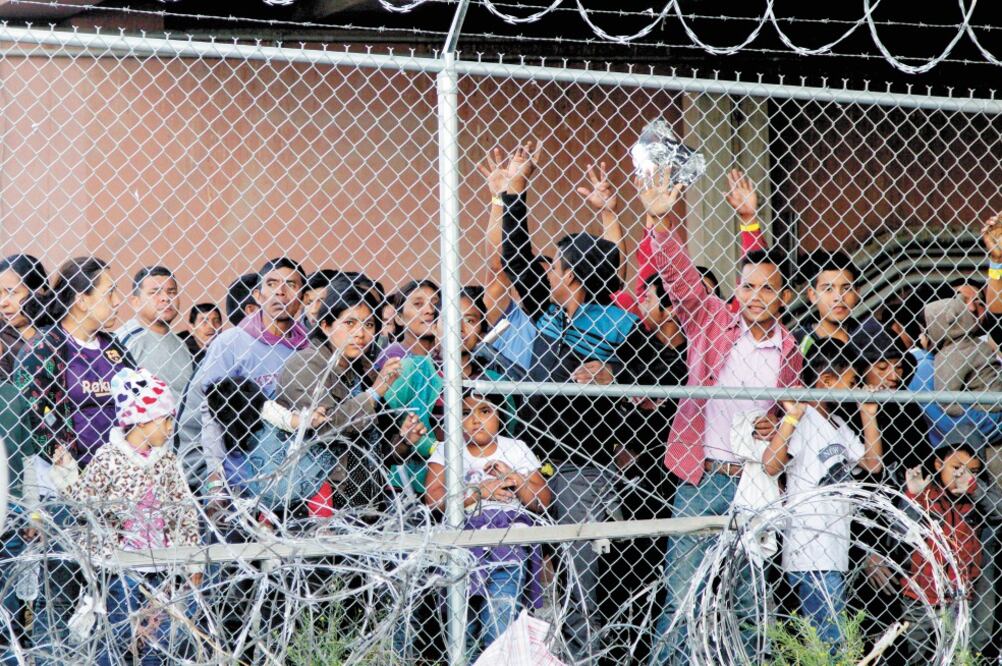 Indocumentados centroamericanos en una estación migratoria, en El Paso, Texas, el pasado 27 de marzo. Foto: Agencias