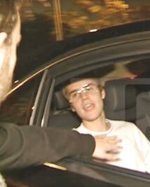 Justin Bieber golpea a un fan 
