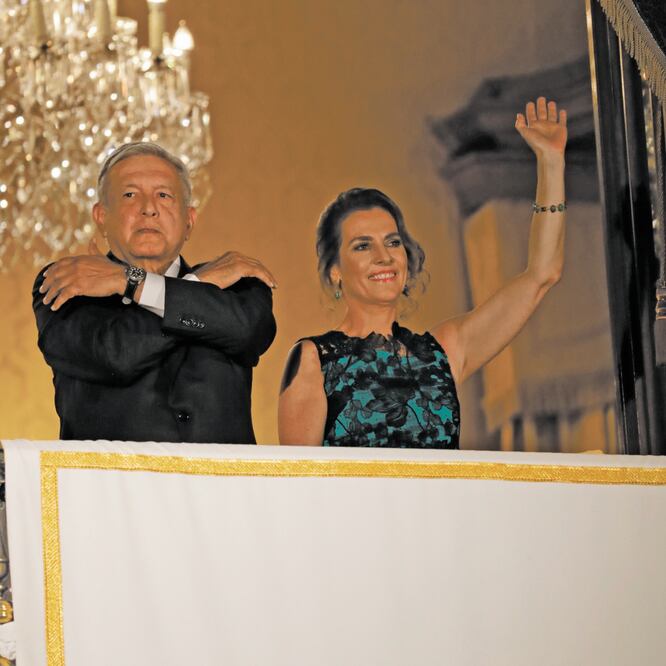 El Presidente entonó el Himno Nacional, y luego, con Beatriz Gutiérrez Müller, su esposa, vio la batería de fuegos pirotécnicos. IVÁN STEPHENS. EL UNIVERSAL