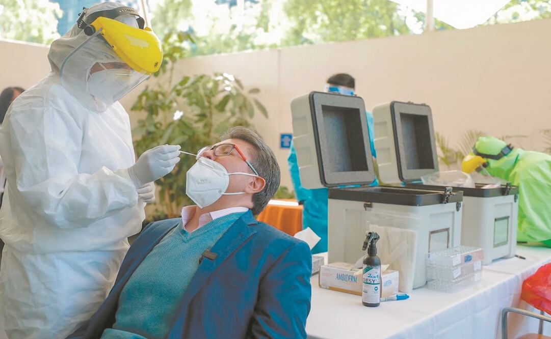 Ricardo Monreal, coordinador de Morena, dijo que se aplicarán pruebas PCR a todo el personal que acude a la Cámara Alta. Foto: Senado de la República