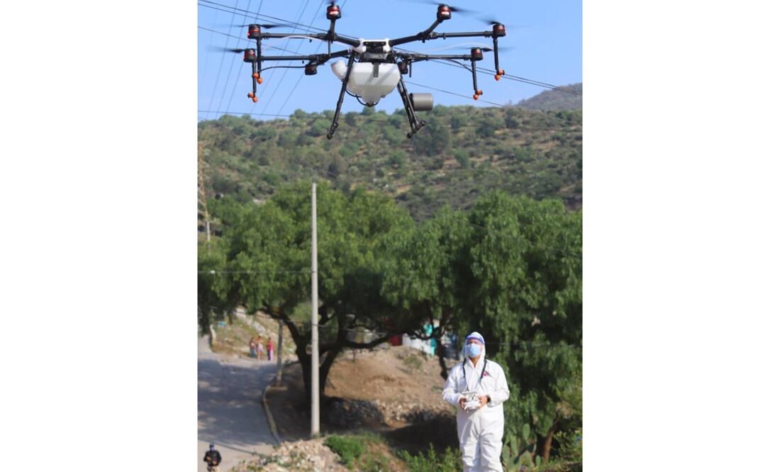 El dron fue habilitado para realizar los trabajos de sanitización en las zonas de difícil acceso / Foto: Especial