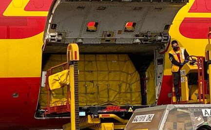 Arriba a México cargamento de 585 mil dosis de vacunas contra Covid-19 de Pfizer