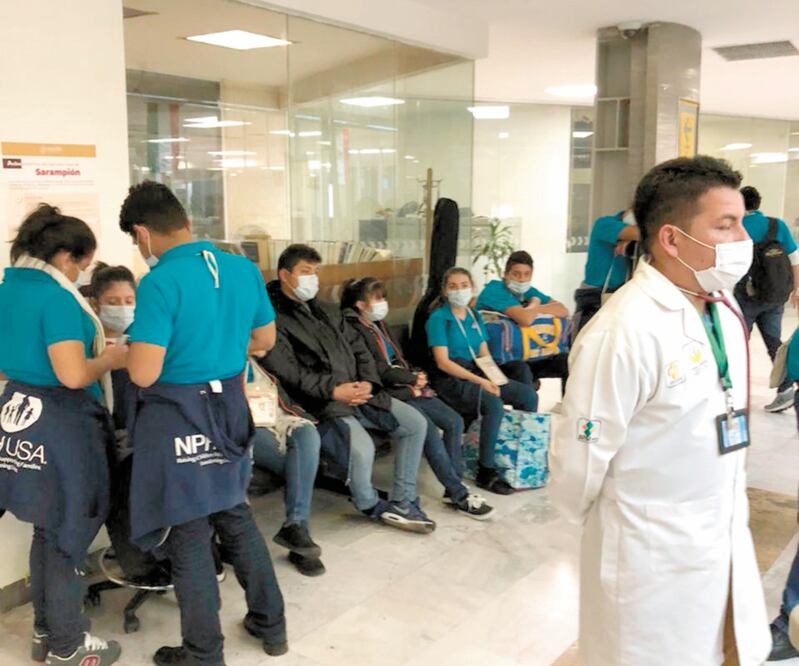 Evidencia ante acusación. El canciller Marcelo Ebrard compartió una foto en la que se evalúa a los pasajeros. TOMADA DE TWITTER