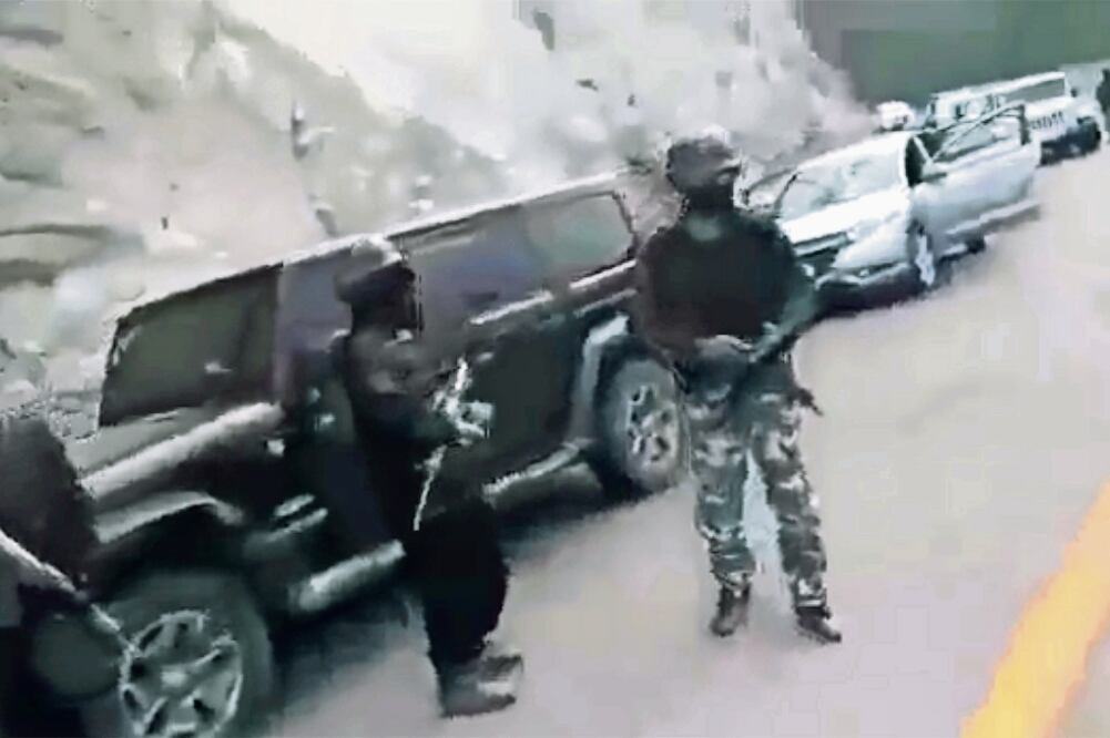 En la grabación se observa a supuestos integrantes del Cártel Jalisco Nueva Generación, con ropa de camuflaje y armas de alto poder. Foto: TOMADA DE FACEBOOK