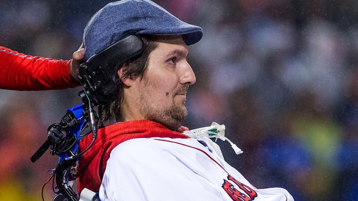 Pete Frates, cuya batalla contra la esclerosis lateral amiotrófica (ELA) inspiró el desafío "Ice Bucket Challenge", que logró recaudar millones de dólares para investigación, murió el lunes a los 34 años