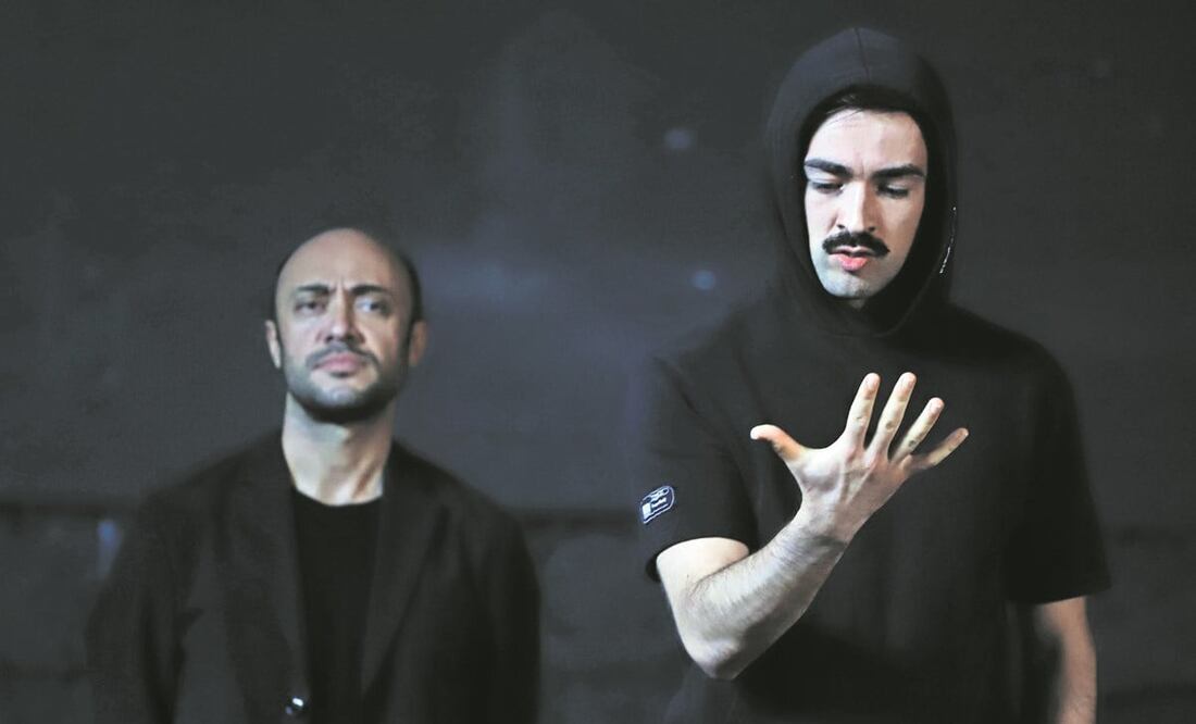 La puesta se enfoca en el lenguaje y los efectos escénicos.