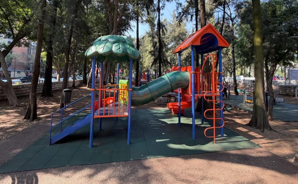 La rehabilitación implicó la limpieza y aplicación de pintura en juegos infantiles. | Foto: Especial.