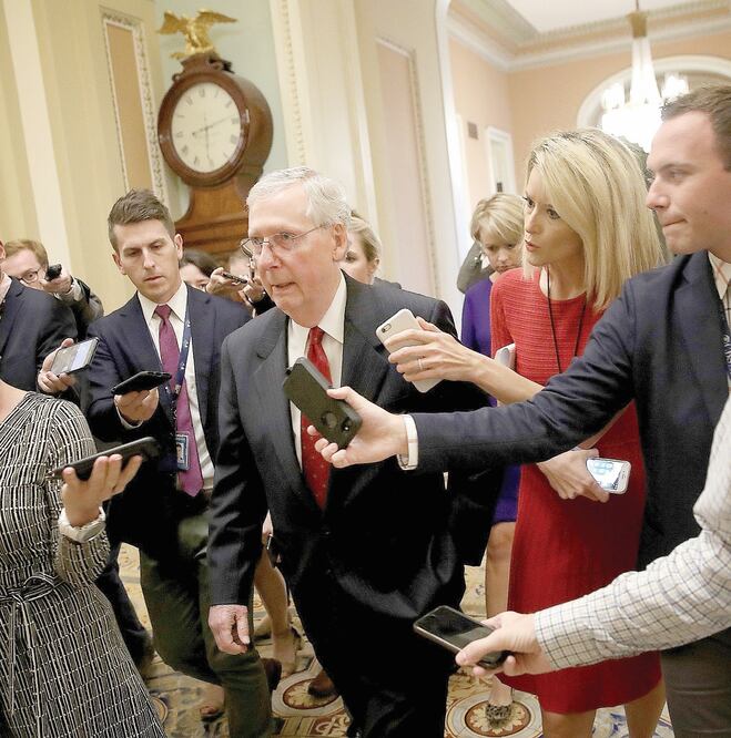 El líder de la mayoría en el Senado de EU, el republicano Mitch McConnell, responde preguntas sobre el proceso de confirmación de Brett Kavanaugh. (WIN MCNAMEE. AFP)
