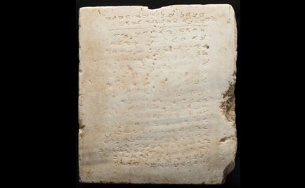 Subastan losa antigua inscrita con los 10 Mandamientos 