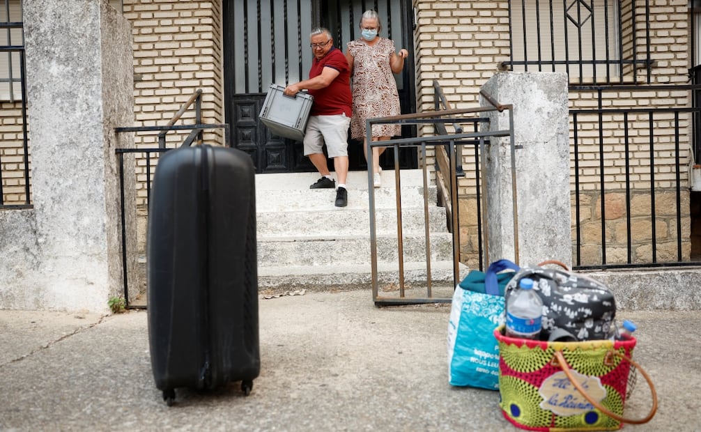 Vecinos de Cadalso de los Vidrios, en Madrid, abandonan la localidad ante la orden de evacuación emitida por el avance de los incendios forestales (25/07/2026). Foto: EFE