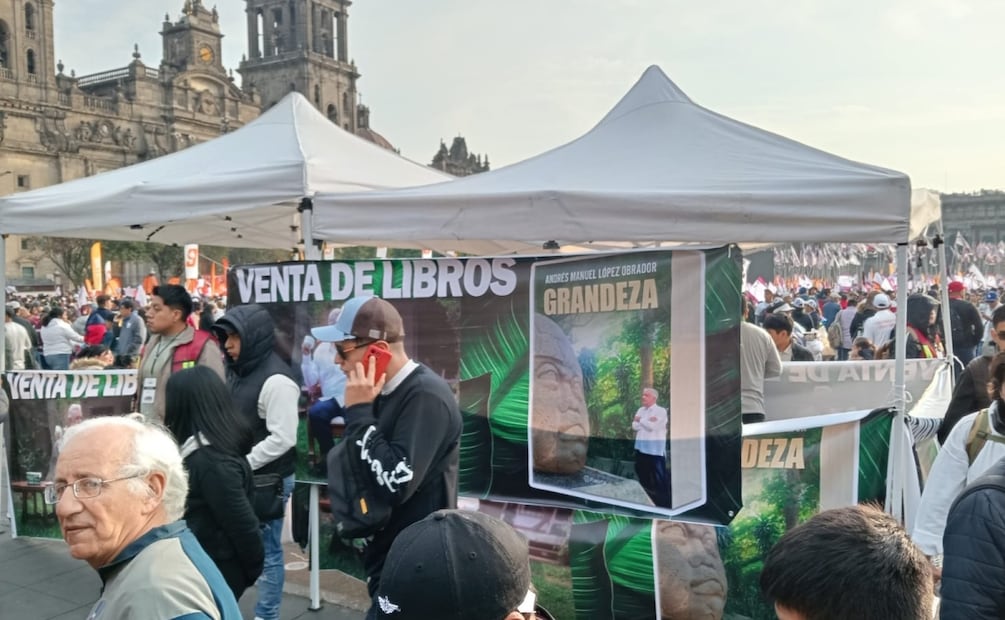 Comerciantes colocan un stand para vender “Grandeza”, el nuevo libro del expresidente Andrés Manuel López Obrador con motivo del festejo a 7 años de la 4T (06/12/2025). Foto: Pedro Villa y Caña / EL UNIVERSAL
