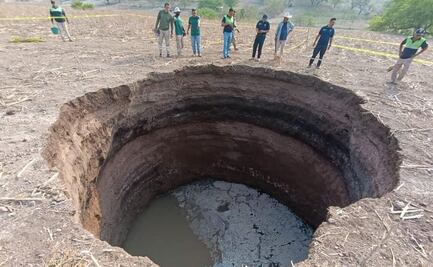 Reportan socavón de 10 metros en terreno de maíz en Tlapa de Comonfort, Guerrero 