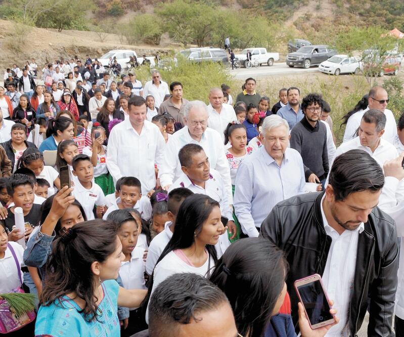 Entre vítores, el presidente Andrés Manuel López Obrador visitó ayer el municipio más pobre del país, donde destacó la importancia de los recursos que han sido enviados a la comunidad para impulsar su desarrollo. Foto: EDWIN HERNÁNDEZ. EL UNIVERSAL