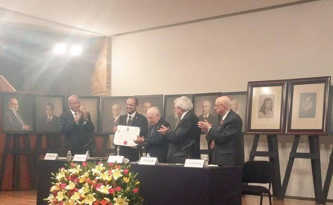 Al tomar la palabra, Higashi Díaz agradeció la nominación que de su persona hizo la filóloga Margit Frenk, quien lo apoyó desde que le presentó su tesis de licenciatura sobre el Cantar de mio Cid, hace 20 años. FOTO: Twitter/@literaturainba