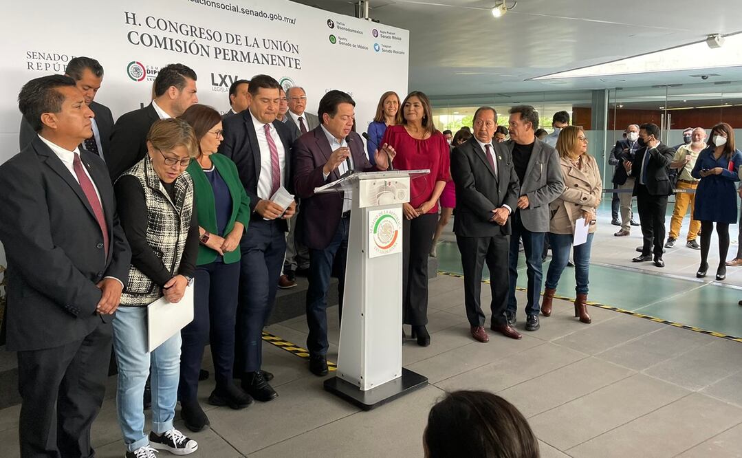 La candidata de la coalición Juntos Hacemos Historia en Aguascalientes, Nora Ruvalcaba -con blusaguinda-, a lado de Mario Delgado. Foto: Especial  