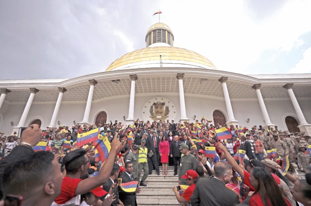 La presidenta de la Asamblea Nacional Constituyente, Delcy Rodríguez (centro), ayer durante el evento de juramentación, en Caracas, de los gobernadores oficialistas que ganaron las elecciones del domingo. (XINHUA)