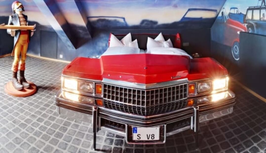 Hotel con camas en forma de coches para los fans del automovilismo