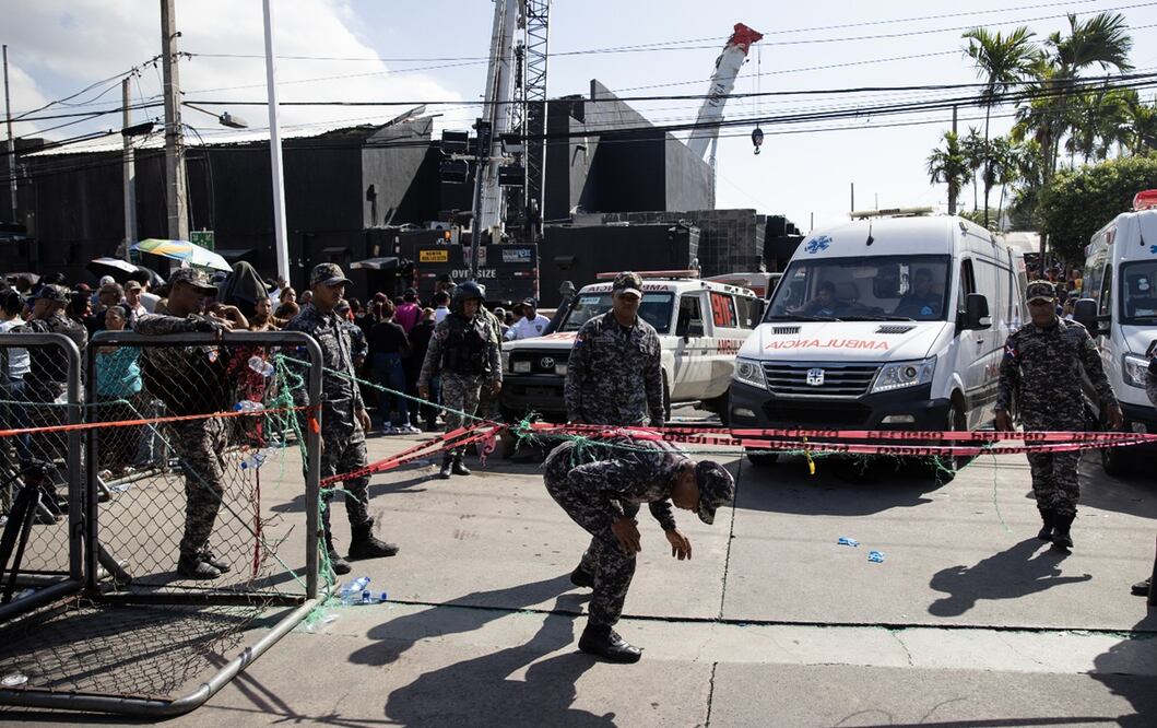 Soldados laboran entre los escombros después del desplome del techo de la discoteca Jet Set, ubicada en Santa Domingo, República Dominicana, el 8 de abril de 2025. Foto: EFE