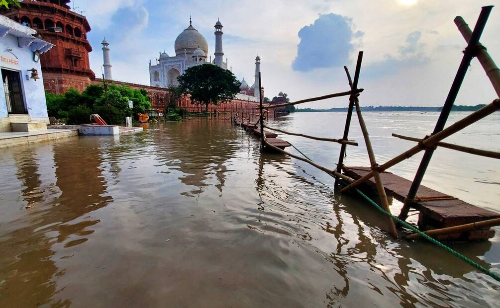 El miércoles, los muros externos de arenisca roja del Taj Mahal estaban rodeados de agua lodosa. Foto: AFP