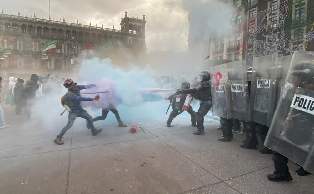 Enfrentamientos entre asistentes a la marcha del 2 de octubre en la CDMX y policías capitalinos (2/10/2025). Foto: Valente Rosas / EL UNIVERSAL