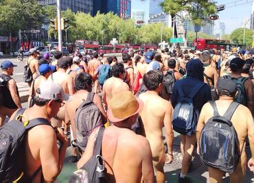 Día al Desnudo en la CDMX; "Encuerados" se quitan la ropa para visibilizar su estilo de vida y dejar atrás los tabúes