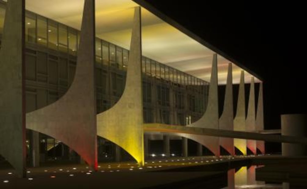Monumentos del mundo homenajean a víctimas de atentado en Barcelona