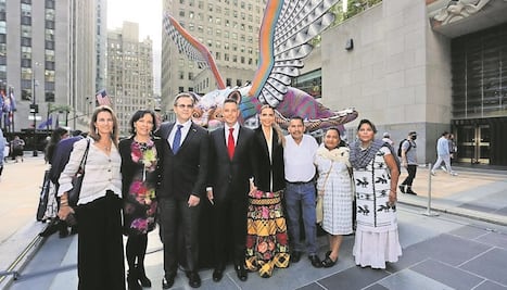 Alebrijes gigantes de artesanos oaxaqueños  pintan el corazón de NY 