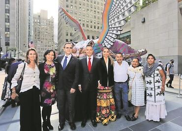 Alebrijes gigantes de artesanos oaxaqueños pintan el corazón de NY