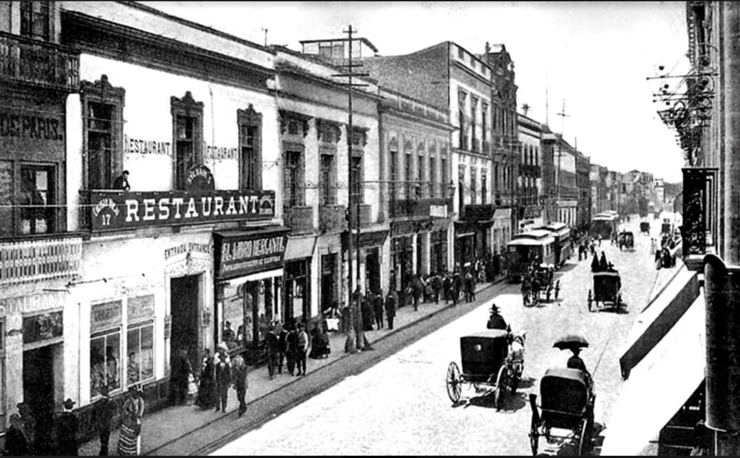 Vista de la avenida 16 de Septiembre, antes llamada Coliseo Viejo en este tramo, alrededor de 1912. Del lado izquierdo se aprecia el famoso restaurante Sylvain’s, punto de reunión de la alta sociedad de la época. En el mismo inmueble se encontraba el Libro Mercantil. Imagen: Col. Villasana-Torres