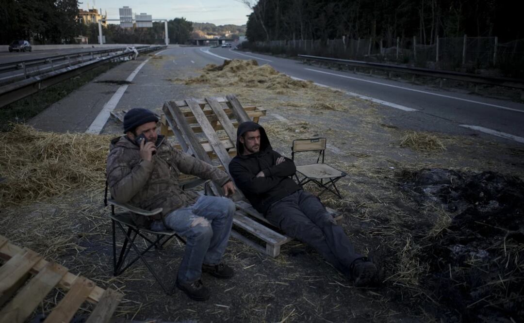 Agricultores, sentados en una barricada levantada en una autopista, en el sur de Francia, el 30 de enero de 2024. Foto: AP