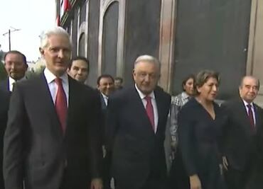 AMLO toma la palabra en toma de Delfina Gómez; hemos trabajado bien con Alfredo del Mazo, destaca