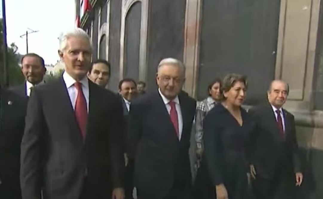 AMLO llegando al Congreso mexiquense con Delfina Gómez y Alfredo del Mazo. Foto: Especial