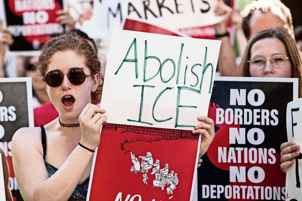 Enojo. El sábado se registraron protestas multitudinarias contra la separación de familias migrantes y la actuación de la agencia ICE. (DREW ANGERER. AFP)