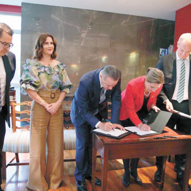 Acercamiento. Quirino Ordaz y la embajadora del Reino Unido en México, Corin Robertson, celebraron el inicio de una estrecha relación entre naciones. Archivo El Universal