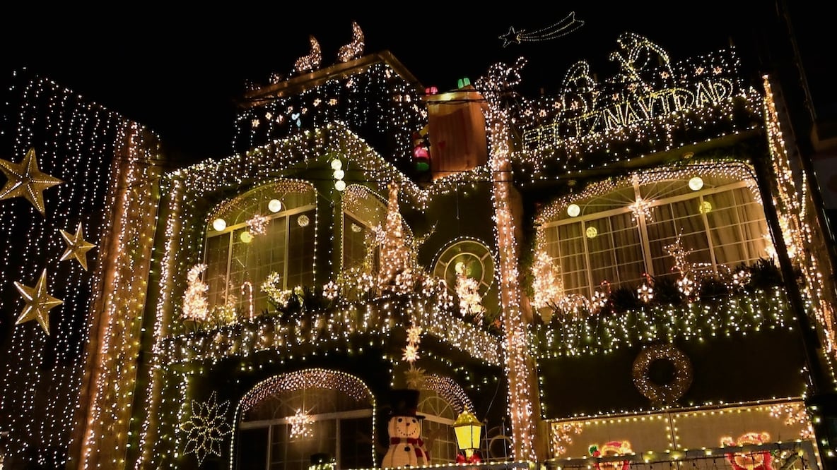 En la calle Enrique Rébsamen #1016, en la colonia Del Valle, hay un casa con una majestuosa decoración que ilumina la acera de esa vialidad.
